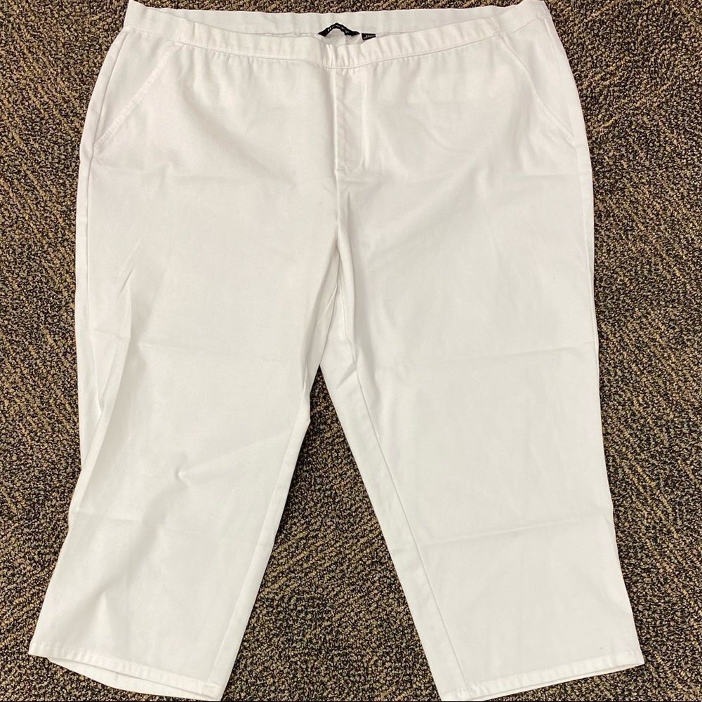 H by‎ Halston white flat front capri pants